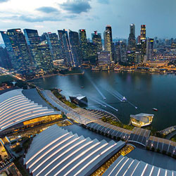 HIGH ANGLE VIEW OF RIVER AND BUILDINGS IN CITY
